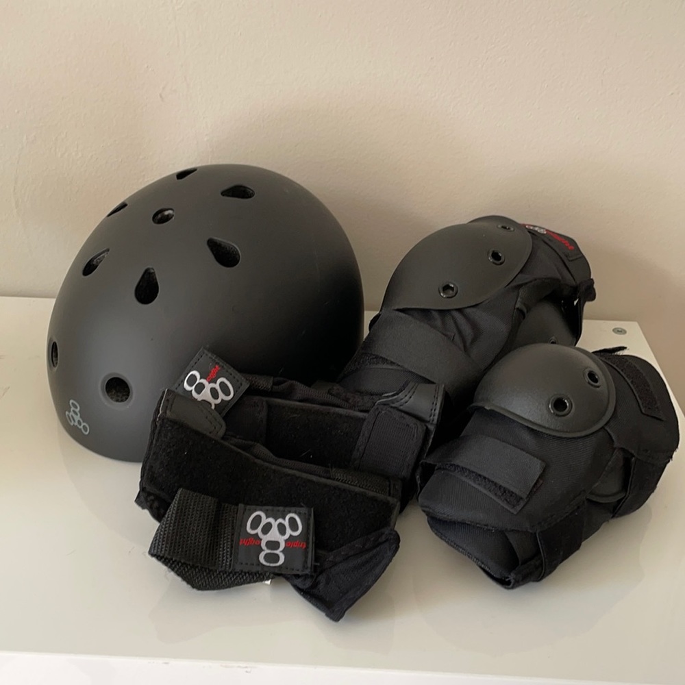 New without Tag triple 8 black helmet pad set
